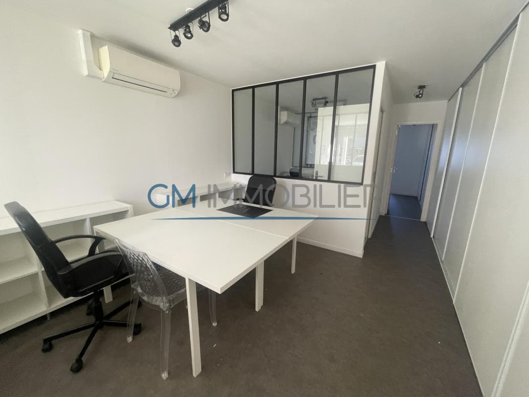 Local commercial ou de service 60m2 avec bureaux séparés et