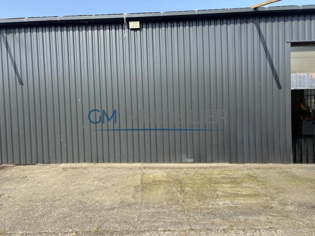 À louer, grand local professionnel de 400 m2 à Orthevielle