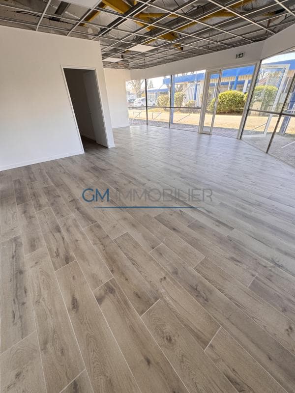 A LOUER LOCAUX COMMERCIAUX (32m2/ 70m2 / 120m2 à Saint-Paul